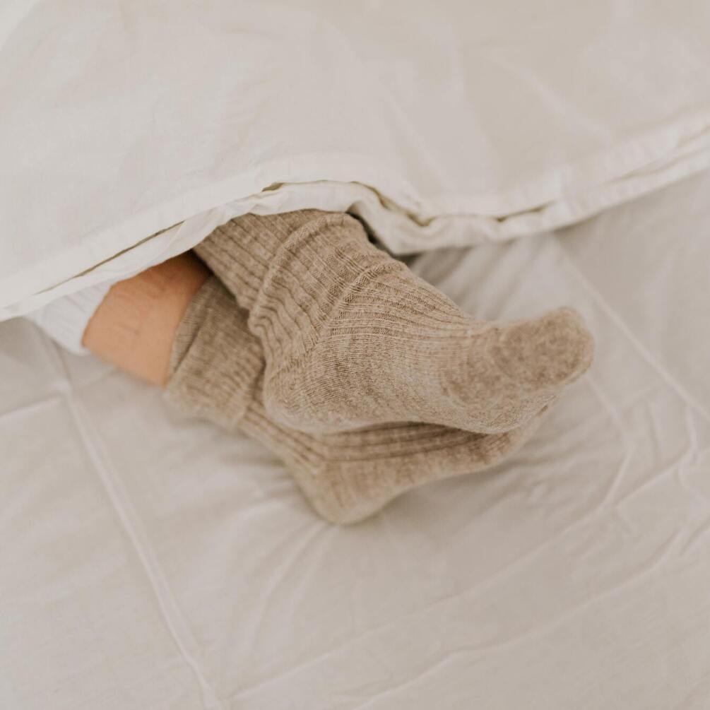 Почему нельзя спать в носках: практическое объяснение