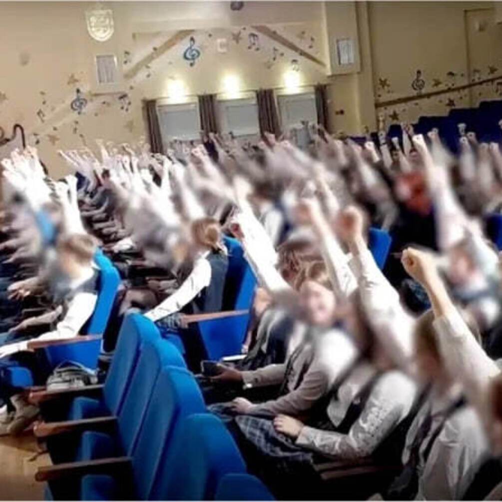 На росії дітей вчать кидати 'зігу', а тим, хто відмовляється, радять емігрувати з країни (відео)
