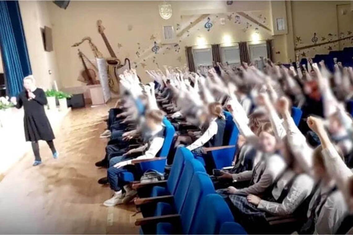 В россии детей учат зиговать под песню 'Я русский'