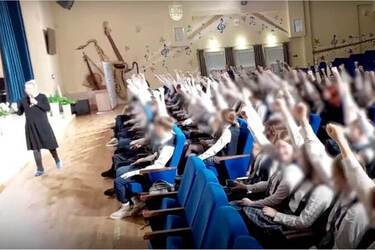 Children in Russia are taught performing the Nazi salute to the song 'I am Russian' 