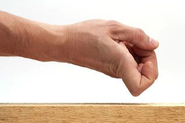 Навіщо стукати по дереву, щоб не наврочити