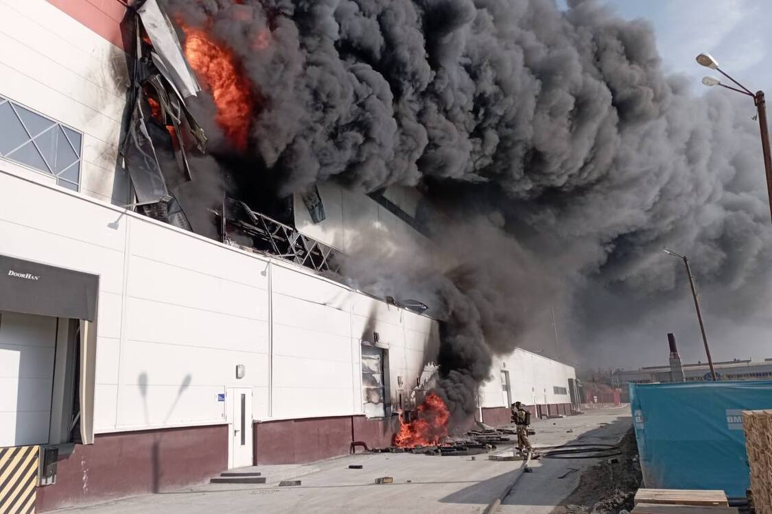 Масштабный пожар в российской Арамиле: загорелось здание научно-производственного комплекса (видео)