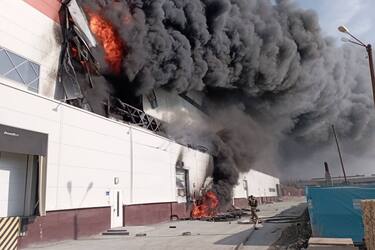 Масштабна пожежа в російській Арамілі: загорілася будівля науково-виробничого комплексу (відео)