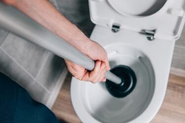 Мыло, сода и вешалка: способы прочистить забитый унитаз без вантуза