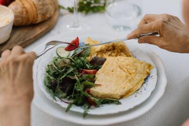 Корисний сніданок на кожен день: омлет з черемшею та томатами