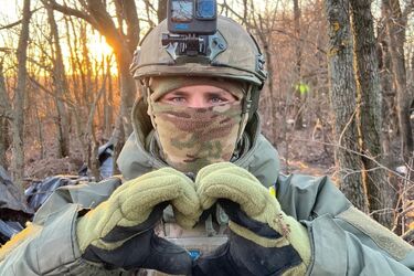 Залужный наградил 'Золотым Крестом' бойца из бригады Ивана Сирко, героически оборонявшегося против нашествия россиян (фото)