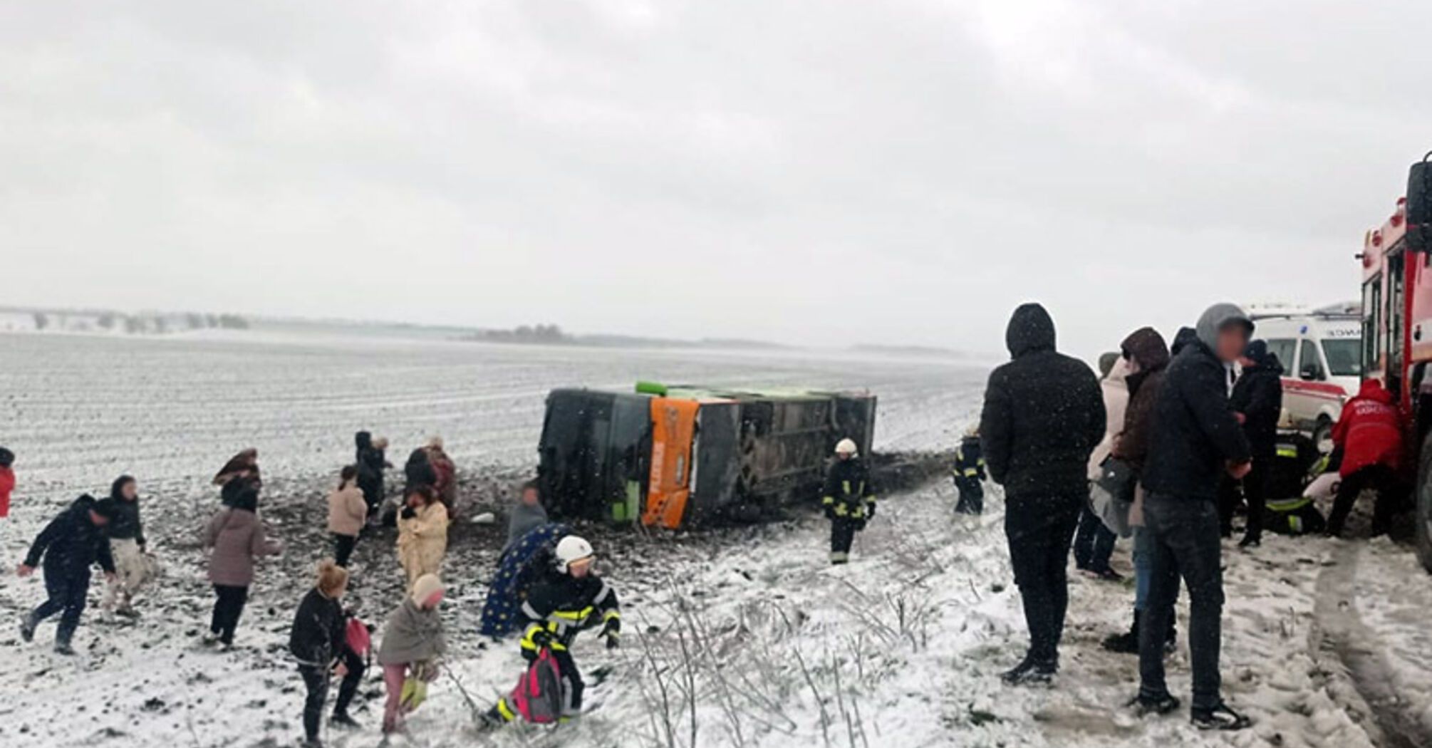 В Хмельницкой области перевернулся автобус 'Варшава-Одесса', среди пострадавших - дети (фото)