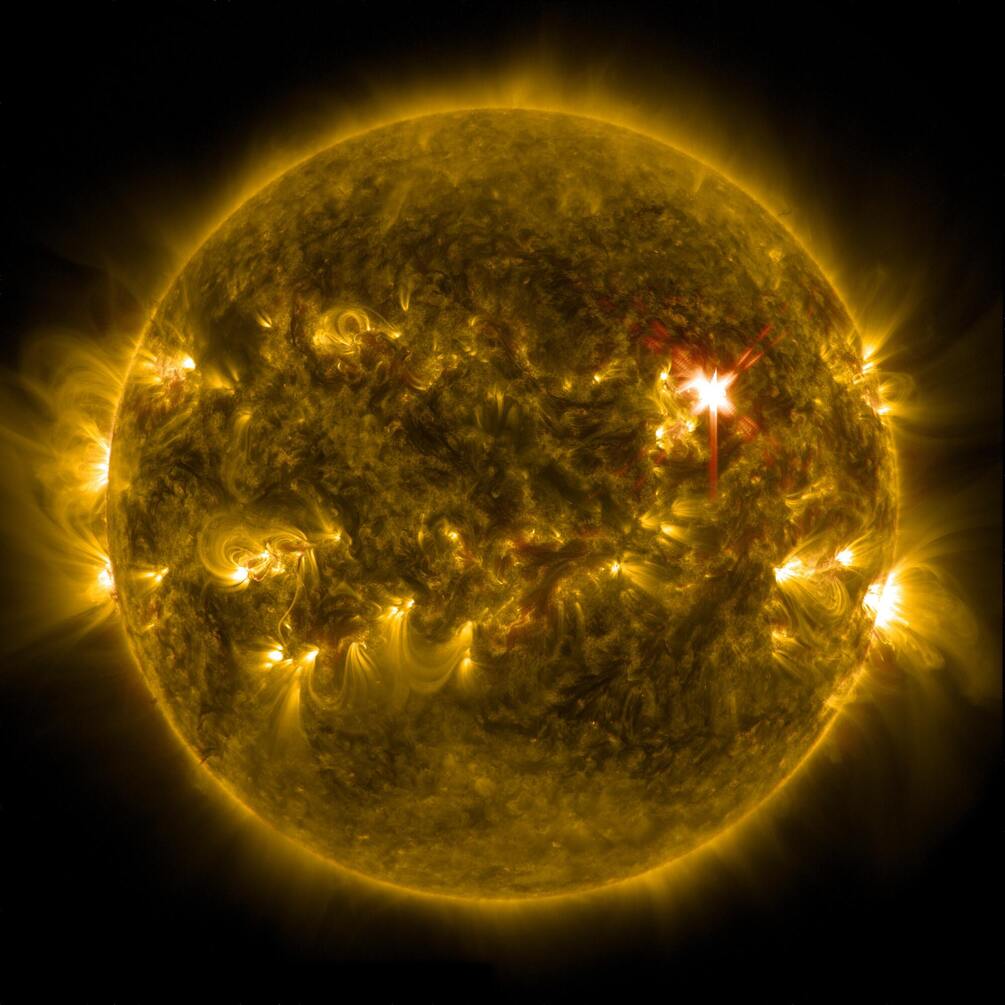 Гігантську діру помітили на Сонці: сонячні вітри загрожують Землі