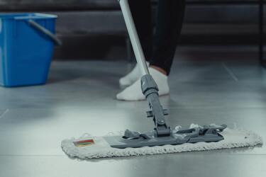 Почему не стоит заниматься уборкой, пока родные в пути: что сулит плохая примета