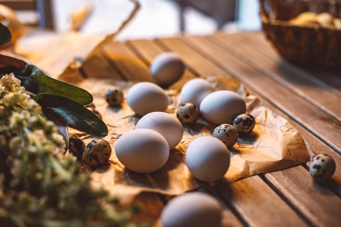 Мини-крашенки на Пасху для малышей: как правильно покрасить перепелиные яйца