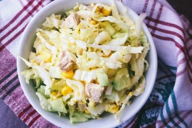 Салат из куриной грудки, кукурузы и творога на каждый день