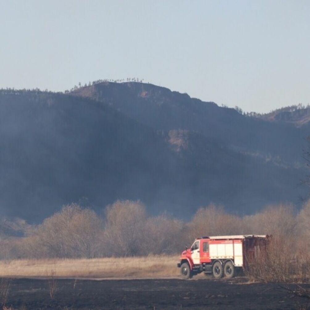 російські пожежники мало не спалили село в Бурятії, коли підпалили суху траву (відео)