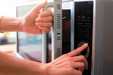 Может взорваться: какие продукты не стоит греть в микроволновке