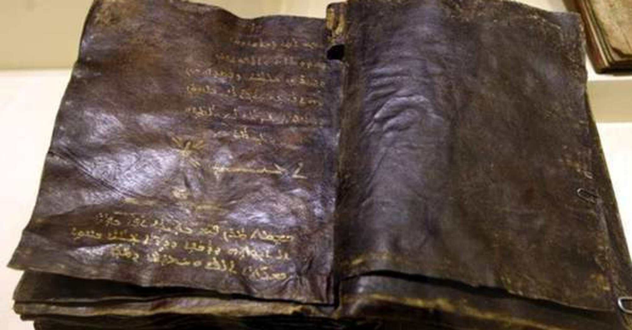 Книга 1500 года. Библия в этнографическом музее Анкары. Самая древняя Библия. Пергамент из кожи. Самая старинная книга.
