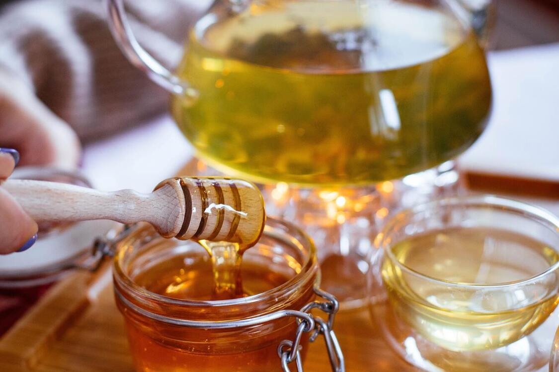 Хімік пояснив, чому медом не варто замінювати цукор у чаї (відео)