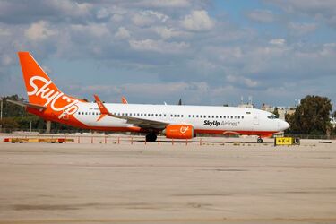 Беспорядки в Судане: на аэродроме загорелся украинский самолет SkyUp (видео)