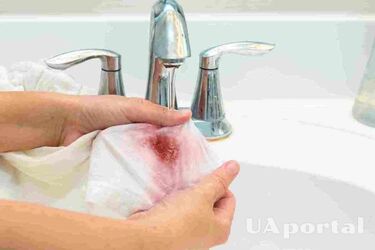 Оцет та горілка: як легко вивести плями від соку з одягу