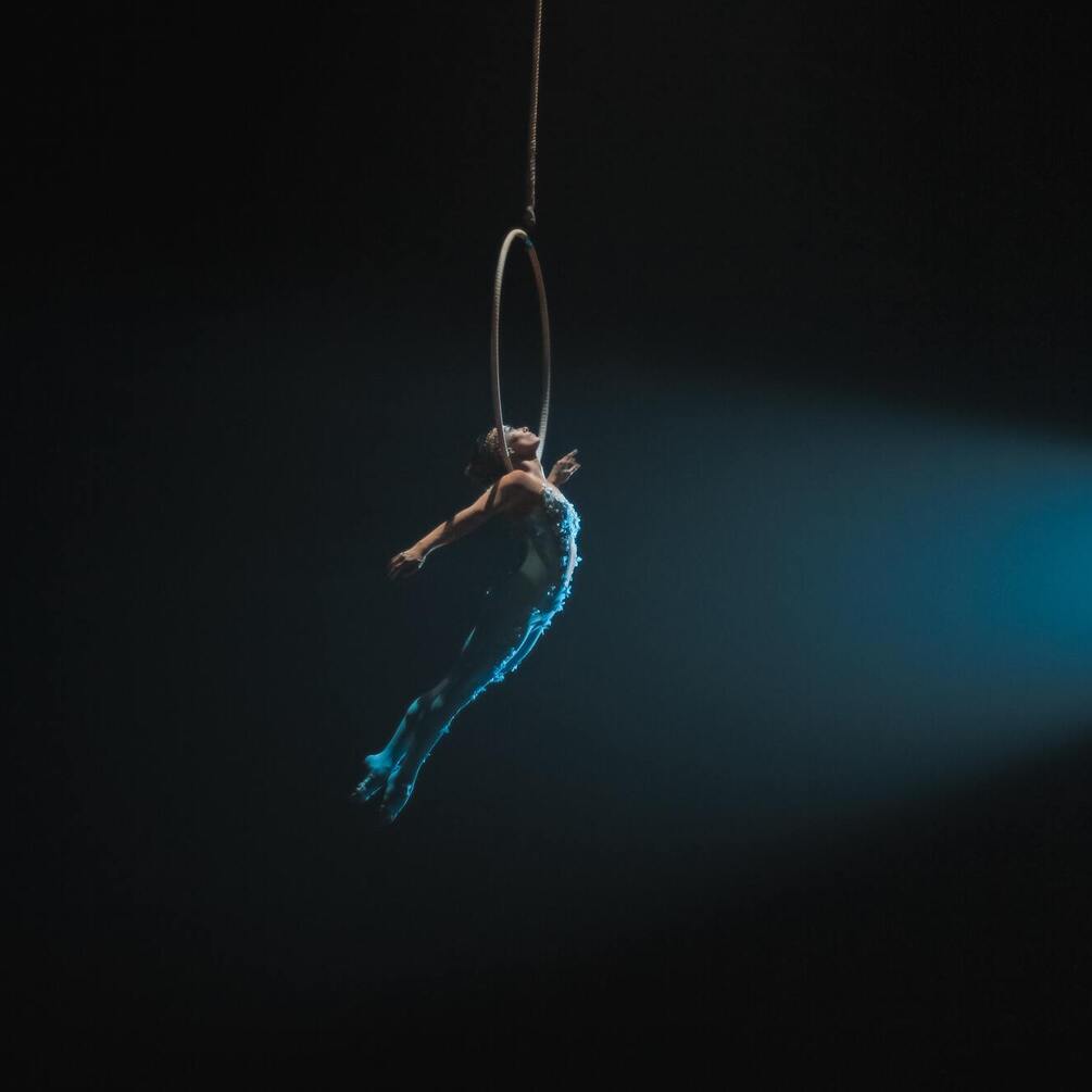 In China, an acrobat fell from a height while performing a dangerous trick (scary video)