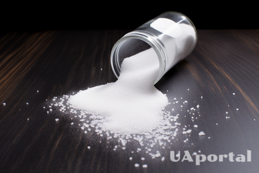 Що означає, коли розсипав сіль і звідки з'явився цей забобон