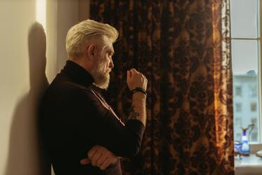 Вчені знайшли нову причину, чому волосся сивіє