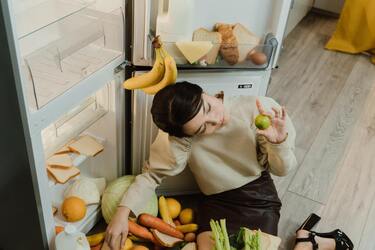 Експерти назвали продукти, які не можна зберігати на поличках у дверцятах холодильника