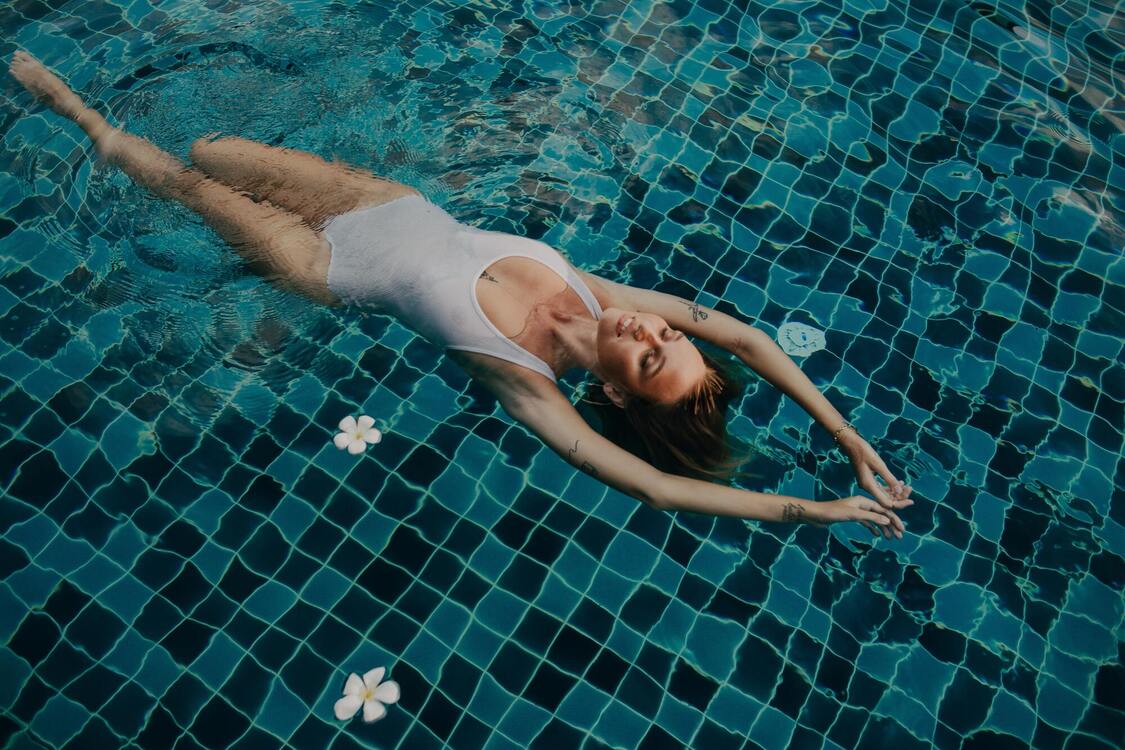 Sezon plażowy 2023: styliści podpowiadają, jak wybrać modne stroje kąpielowe na lato