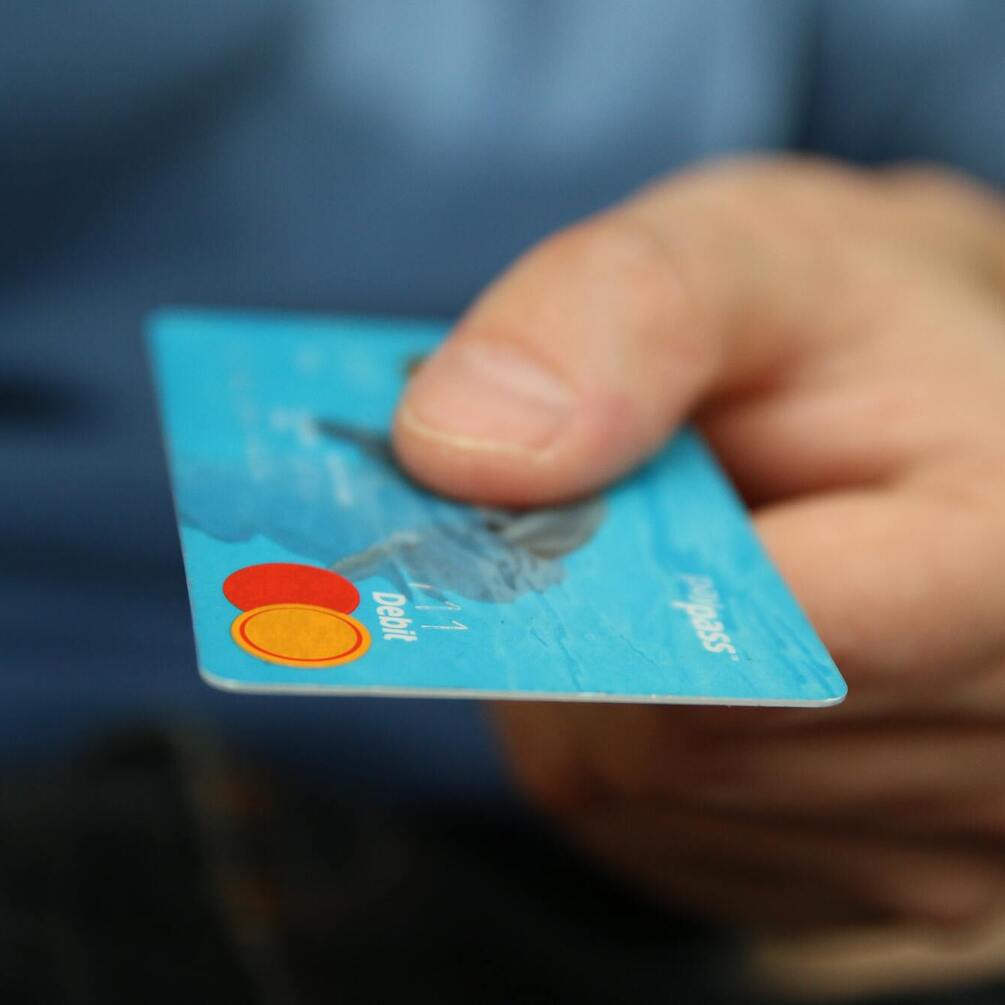 Защита платежной карты от мошенников: какую информацию запрещено разглашать