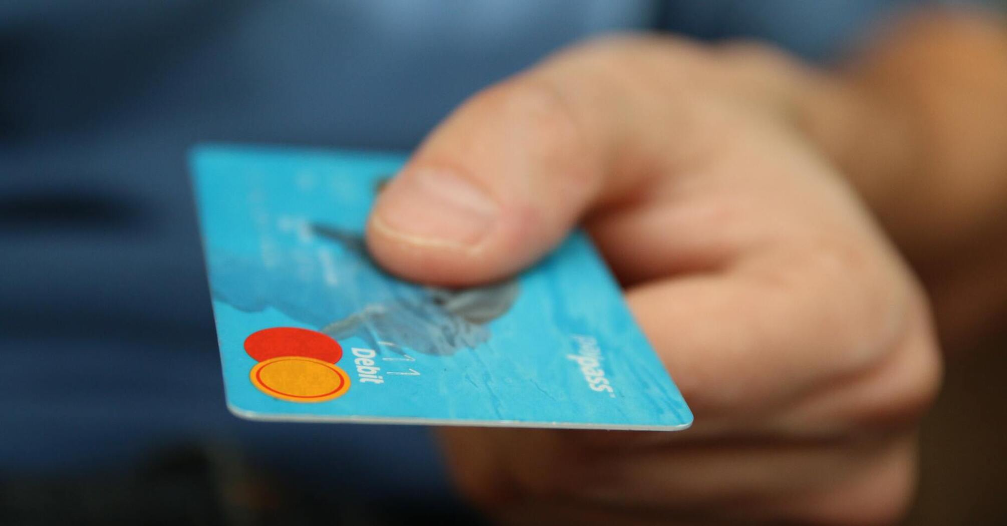 Защита платежной карты от мошенников: какую информацию запрещено разглашать