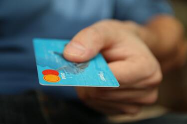 Захист платіжної картки від шахраїв: які інформацію заборонено розголошувати