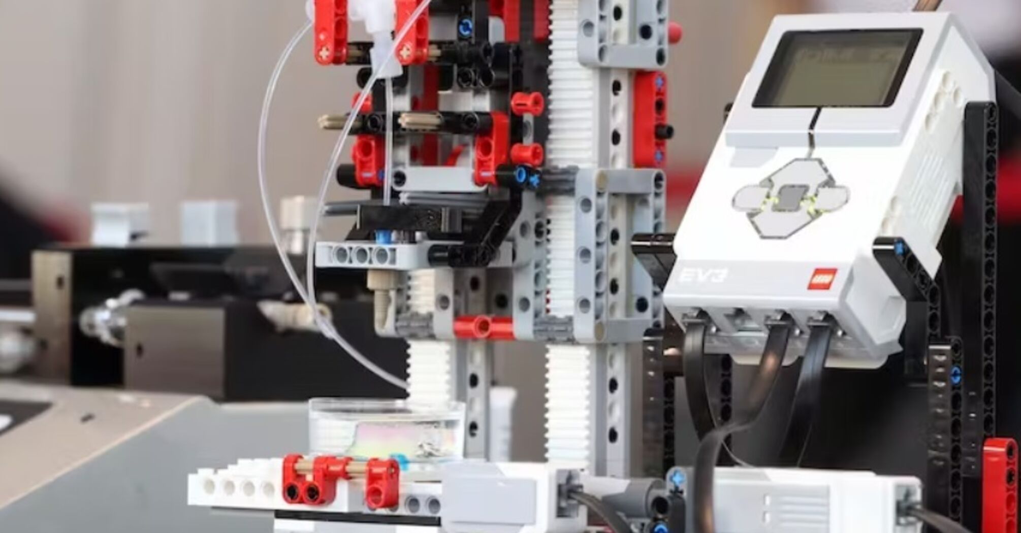 Вчені створили з Lego біопринтер, здатний виростити людську шкіру (відео)