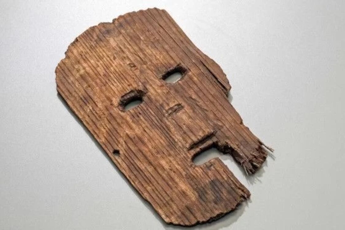 Ідеально збережену дерев’яну маску початку третього століття знайшли археологи в Японії: як виглядає