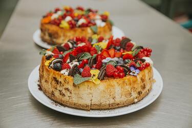 Crispy dough, nuts and soft cheese filling: a delicious cheesecake recipe from the chef