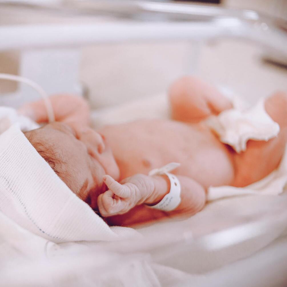 У світі вперше народилися діти, зачаті за допомогою робота