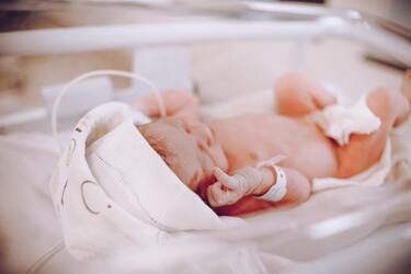 У світі вперше народилися діти, зачаті за допомогою робота