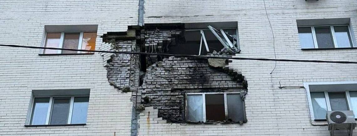 Dziecko jest ranne: odłamki rakiety uszkodziły wielopiętrowy budynek na Ukraince w obwodzie Kijowskim (zdjęcia)
