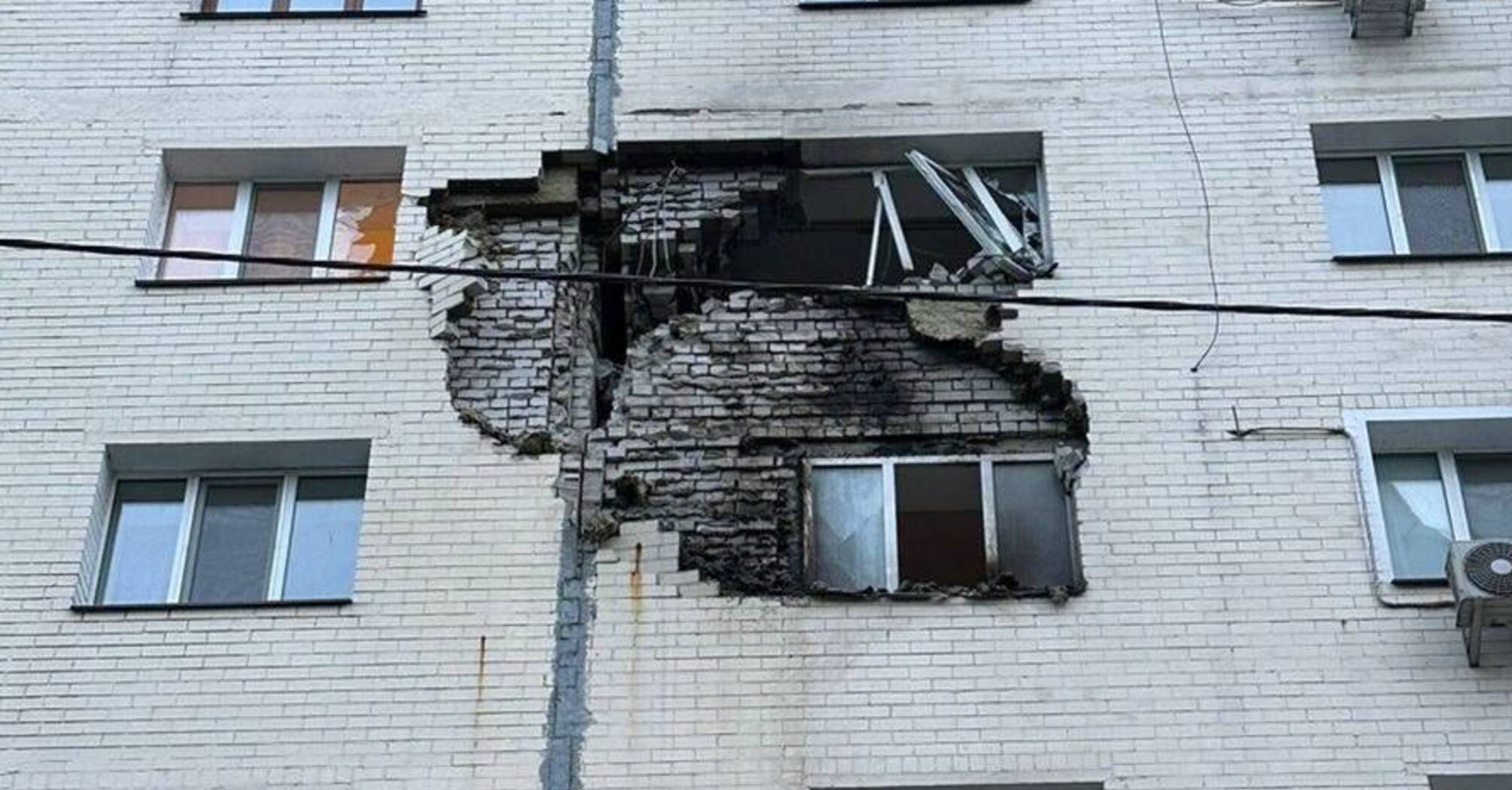 Травмирован ребенок: в Украине на Киевщине обломки ракеты повредили многоэтажку (фото)