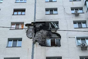 Dziecko jest ranne: odłamki rakiety uszkodziły wielopiętrowy budynek na Ukraince w obwodzie Kijowskim (zdjęcia)