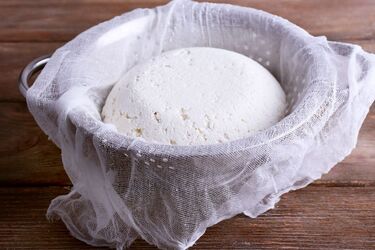 Як зробити кисломолочний сир вдома