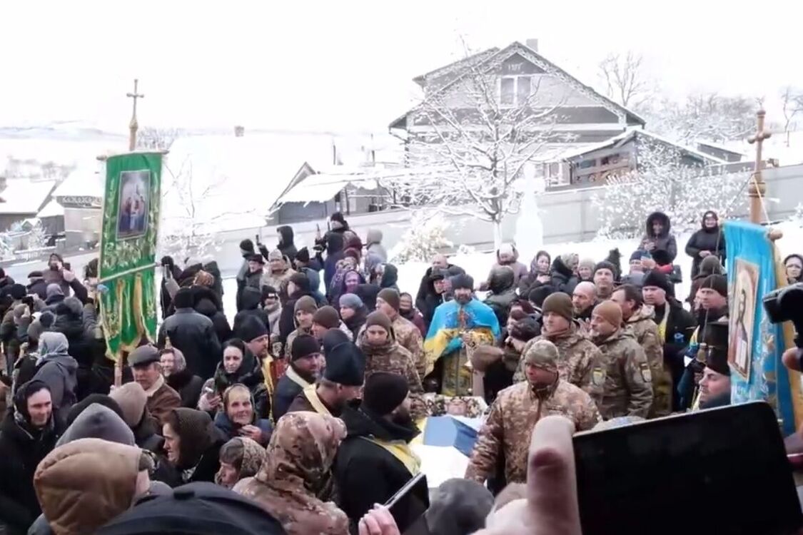 Священники УПЦ МП на Буковине не разрешали внести тело погибшего военного в храм на отпевание (видео)