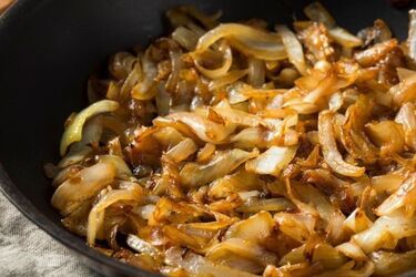 Як правильно смажити цибулю до хрусткої скоринки