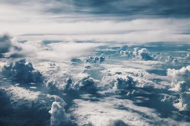 Хмари можуть переносити бактерії, стійкі до ліків – вчені