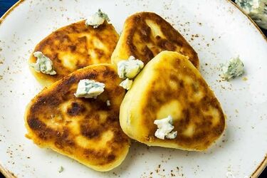 Сніданок за 15 хвилин: як приготувати солоні сирники з зеленню