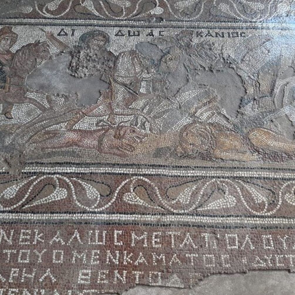 Уникальную мозаику 3 века с изображением троянского героя Энея нашли в Турции