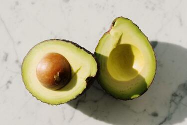 Знадобиться в господарстві: чому не варто викидати шкірку з авокадо у смітник