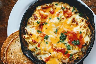 Сніданок за 50 грн на двох: готуємо яєчню з овочами