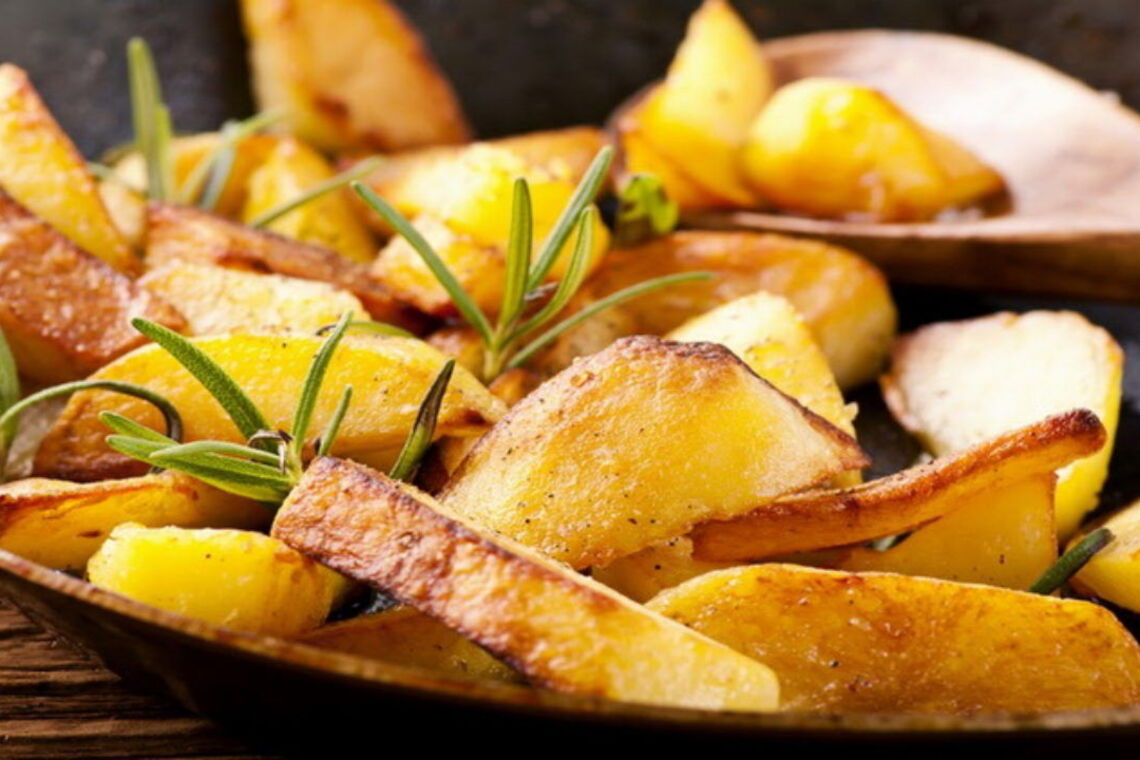 When to remove the lid of the pan while frying potatoes