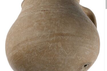 В Афинах нашли керамический сосуд со странными надписями: возможно применялся в черной магии