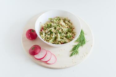 Всего три ингредиента: как приготовить весенний салат из редис и яиц