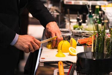 Будут сохраняться годами: простой способ держать лимоны свежими