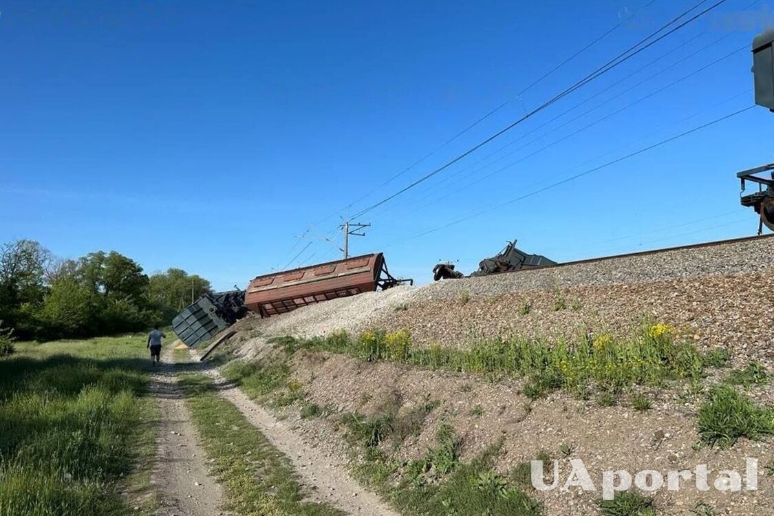 В Крыму возле Бахчисарая взорвали железную дорогу: вагоны сошли с рельсов (фото)